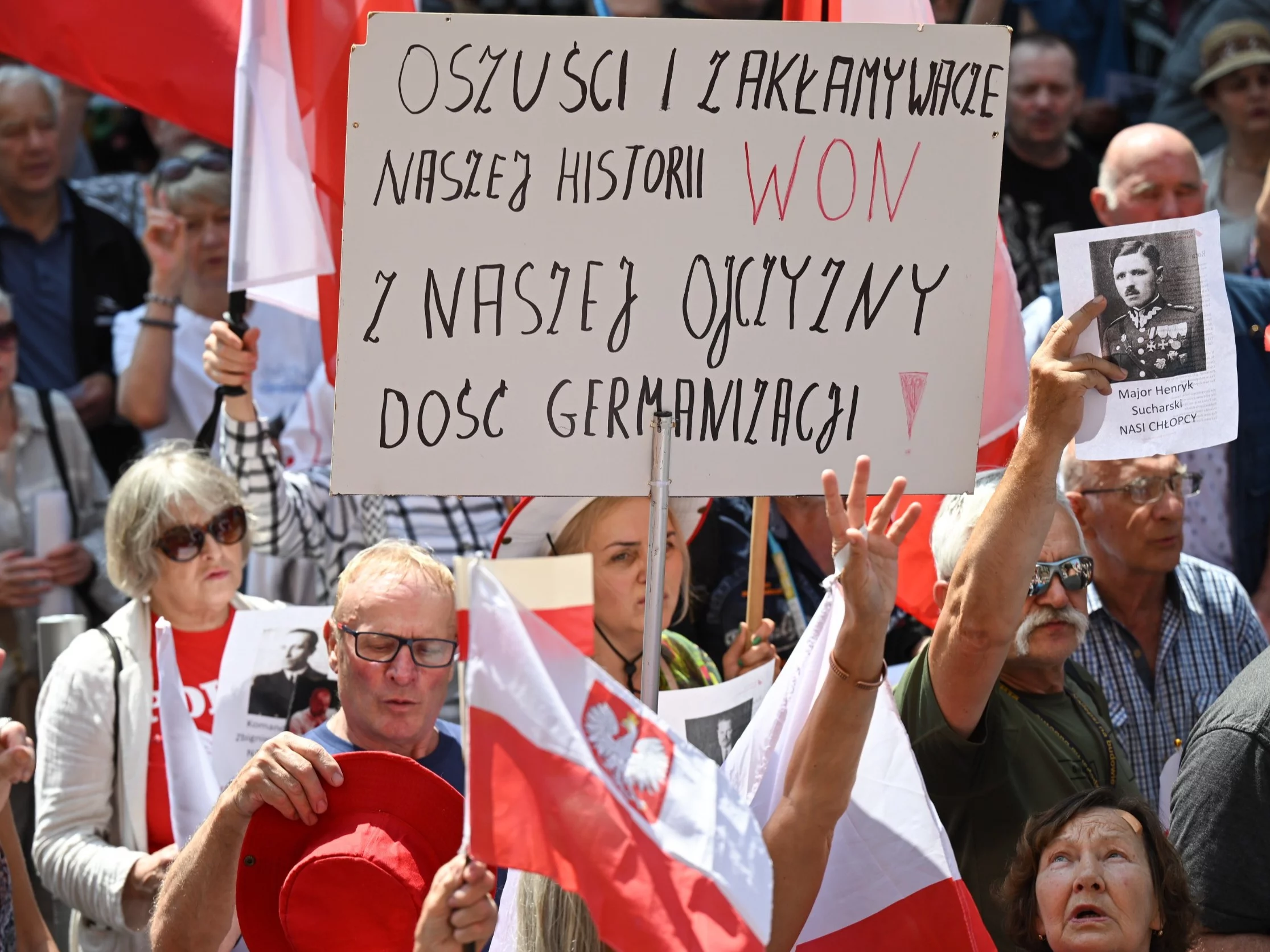 Protest przed budynkiem Ratusza Głównego Miasta w Gdańsku przeciw wystawie „Nasi chłopcy”