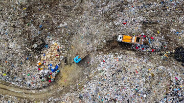 Wysypisko śmieci w pobliżu Jekaterynburga, zdjęcie ilustracyjne