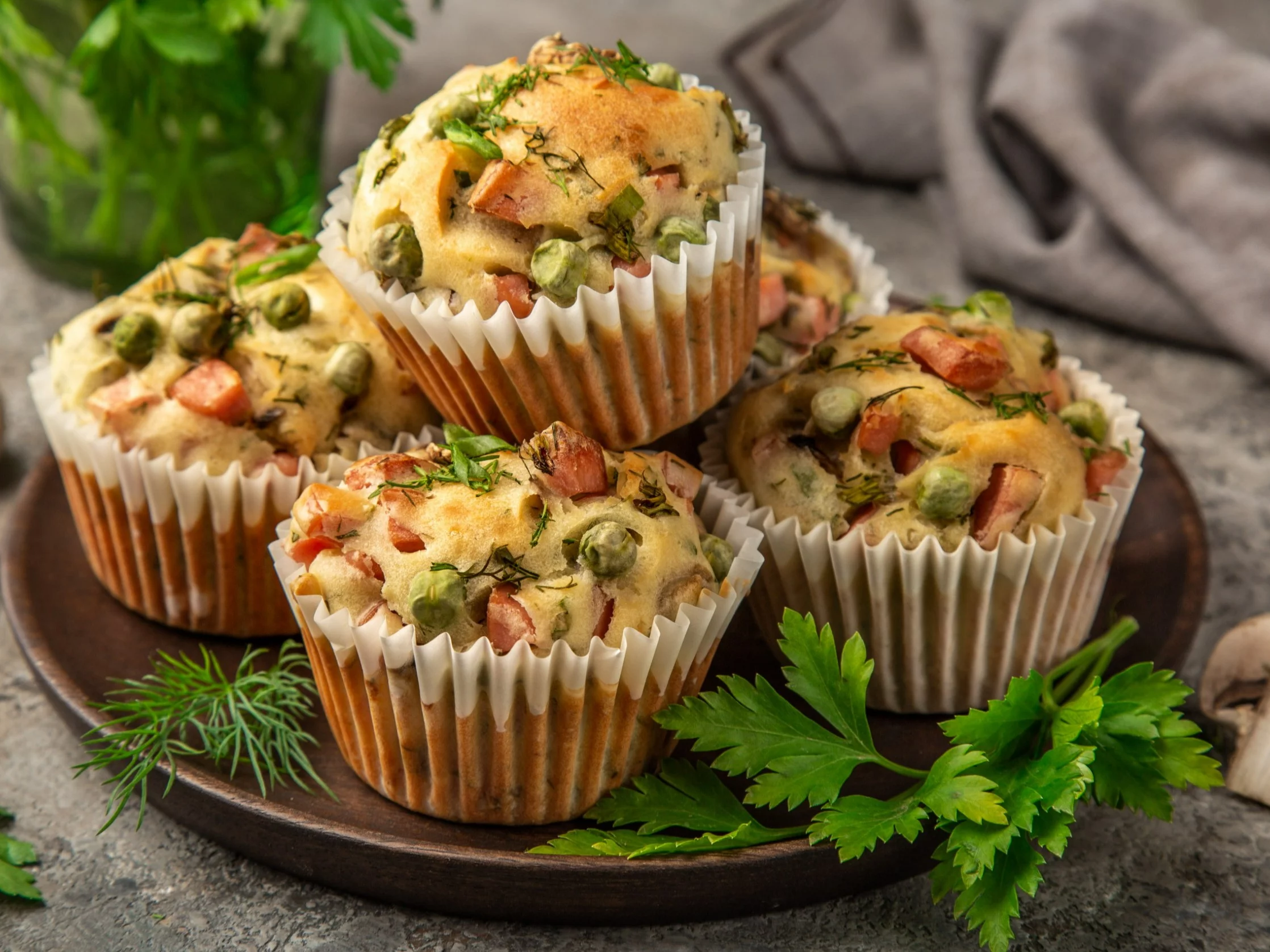 Babeczki z szynką, groszkiem i ziołami