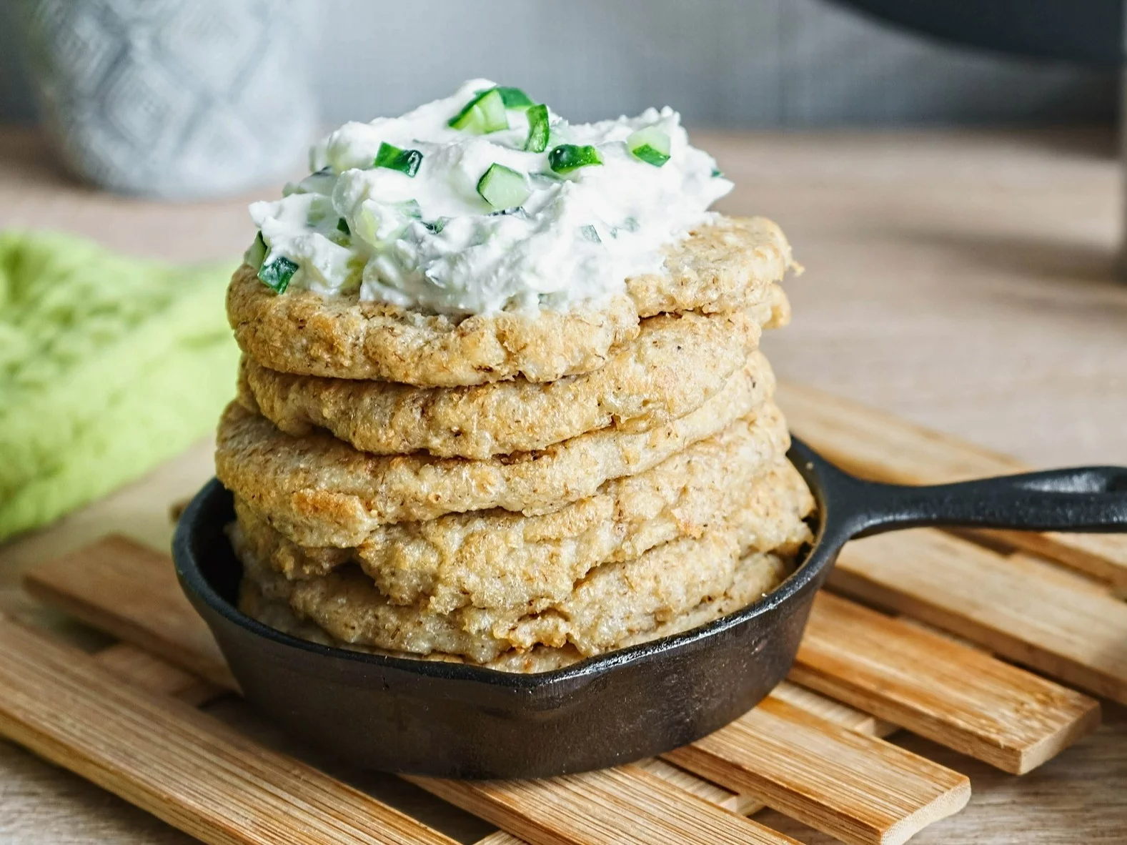 Placki owsiane z sosem czosnkowym