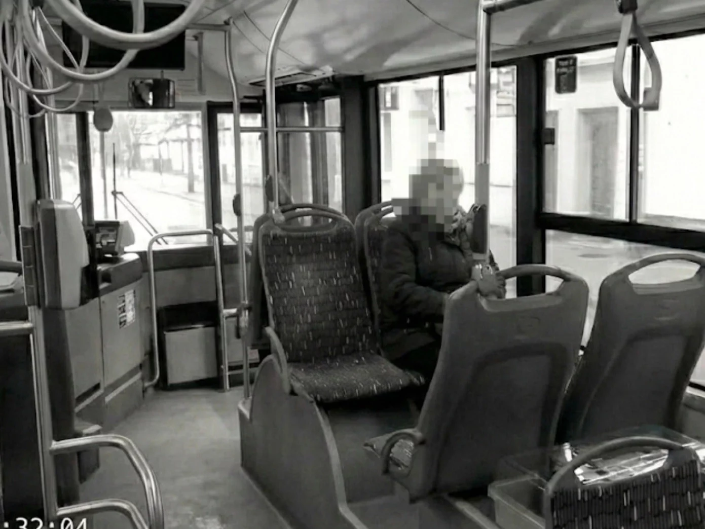 Kadr z nagrania z kamery w autobusie w Olsztynie