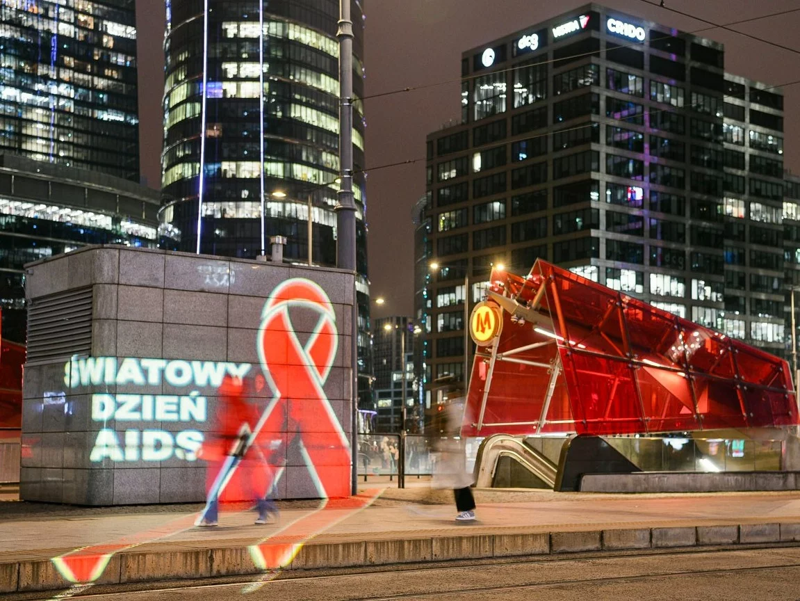 Czerwona kokardka na ulicach Warszawy