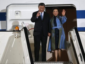 Xi Jinping z żoną po wylądowaniu w Belgradzie