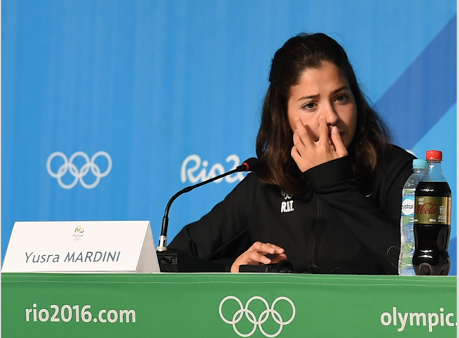 Юсра мардини сирийская. Юсра Мардини сирийская пловчиха. Yusra Mardini Rio 2016. Юсра. Yusra эмблема.