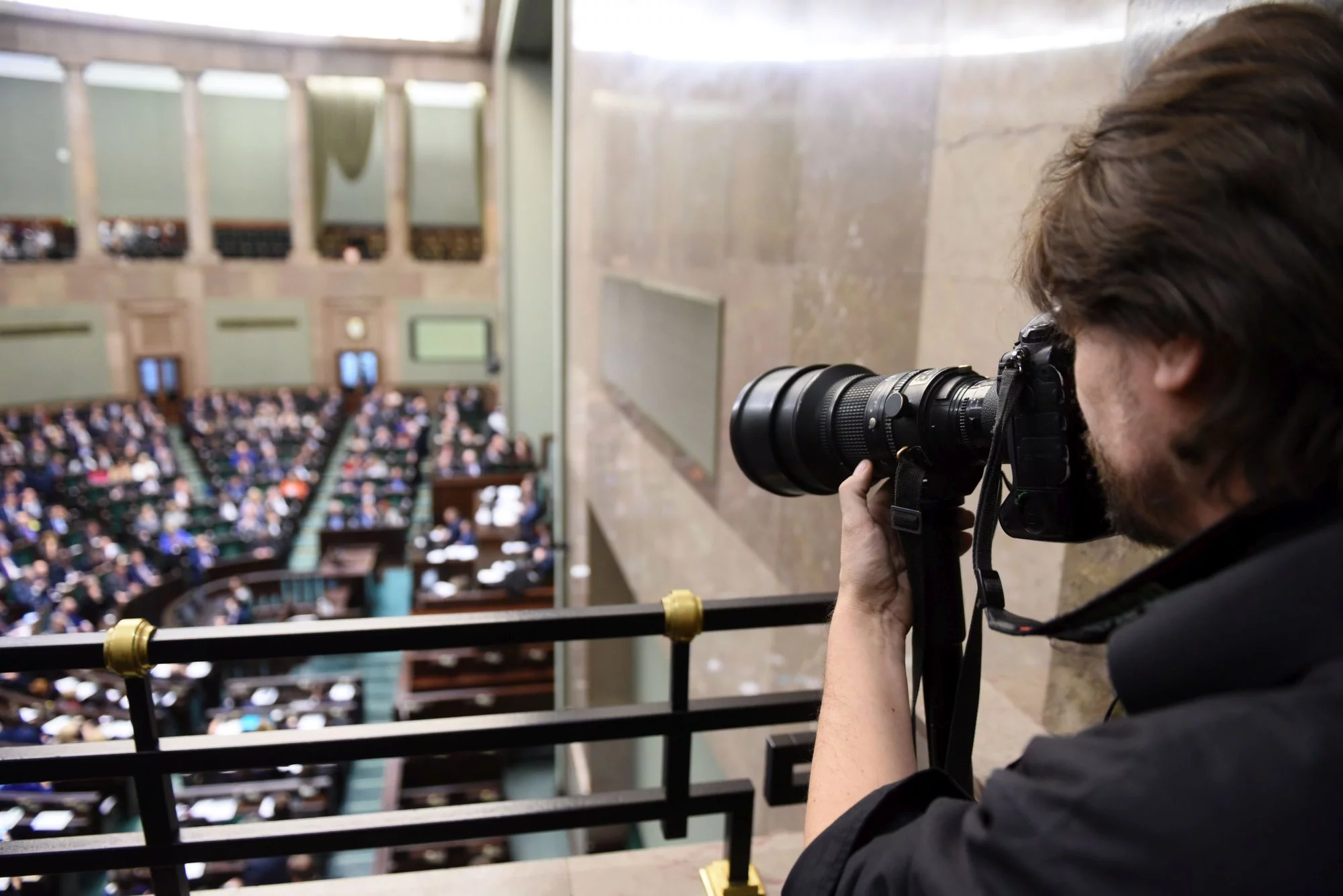 Fotoreporter na galerii sejmowej