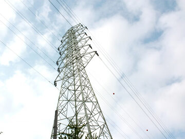 Z powodu wiatru wielu odbiorców jest pozbawionych prądu, zdjęcie ilustracyjne
