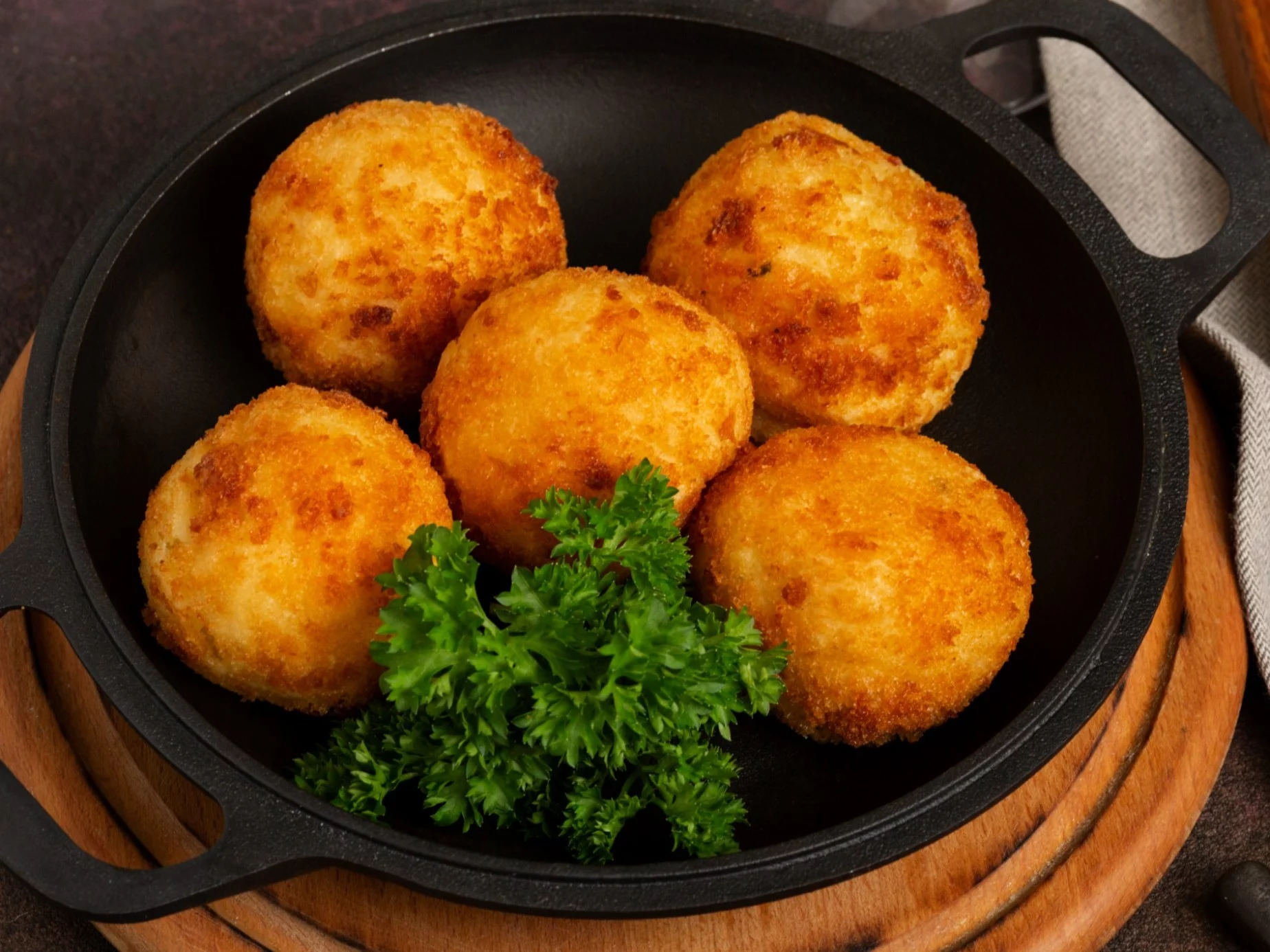 Z ziemniaków robię te chrupiące kuleczki. Smakują lepiej niż placki i znikają z talerza w chwilę