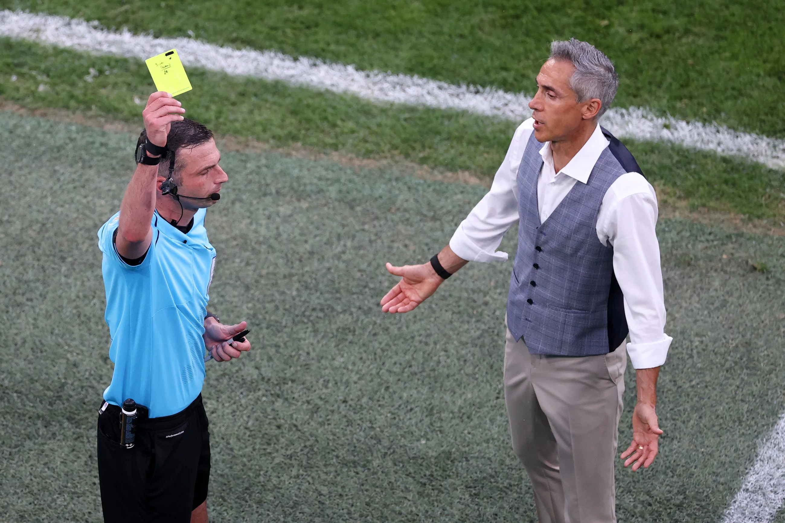 Sędzia Michael Oliver i Paulo Sousa