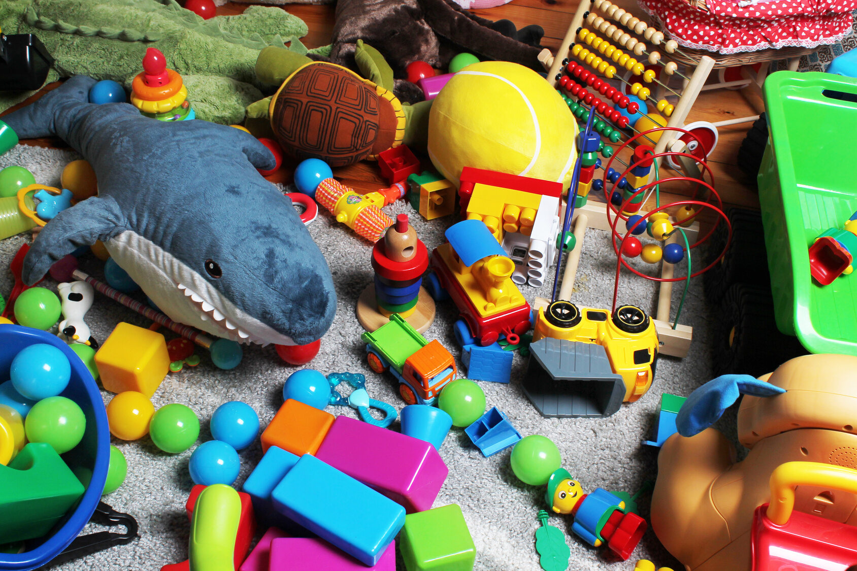 Игра убери игрушки. Разбросанные игрушки. Детская игрушка. Много игрушек. Игрушки в детской комнате.