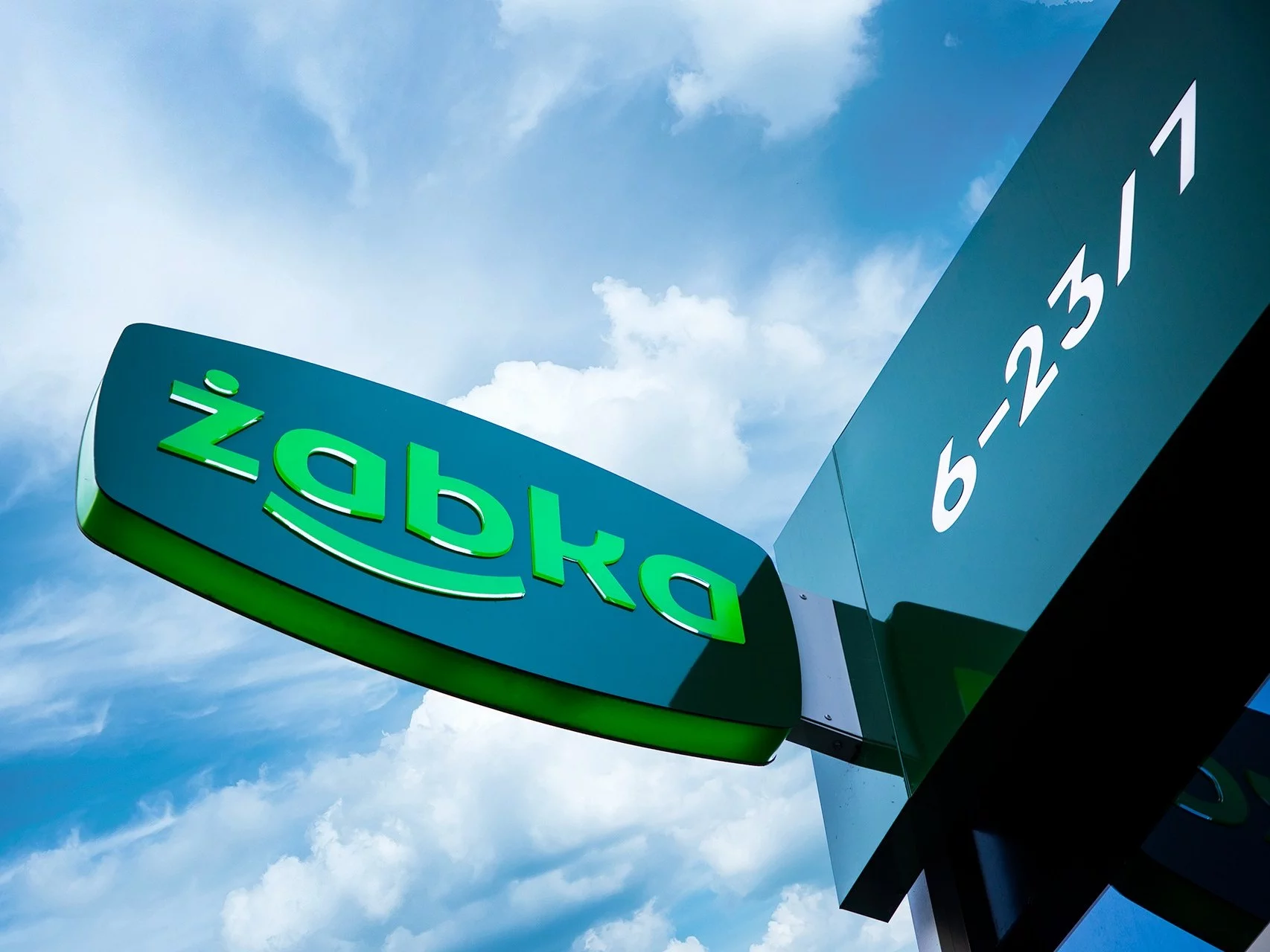 Świąteczne retro w stylu lat 90.? Popularna sieć rozdaje limitowaną kolekcję ubrań