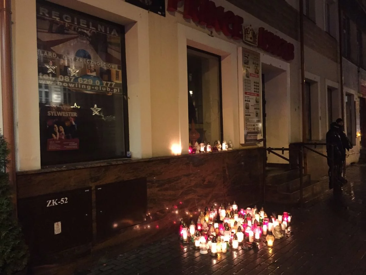 Znicze w miejscu, gdzie zamordowany został 21-latek