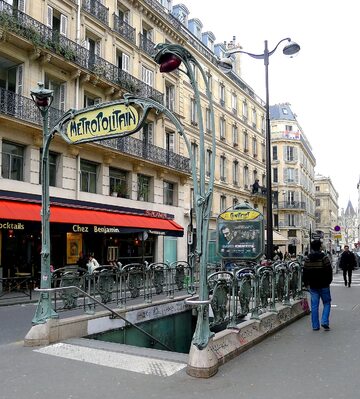 Zabytkowe wejście do stacji metra Châtelet w Paryżu