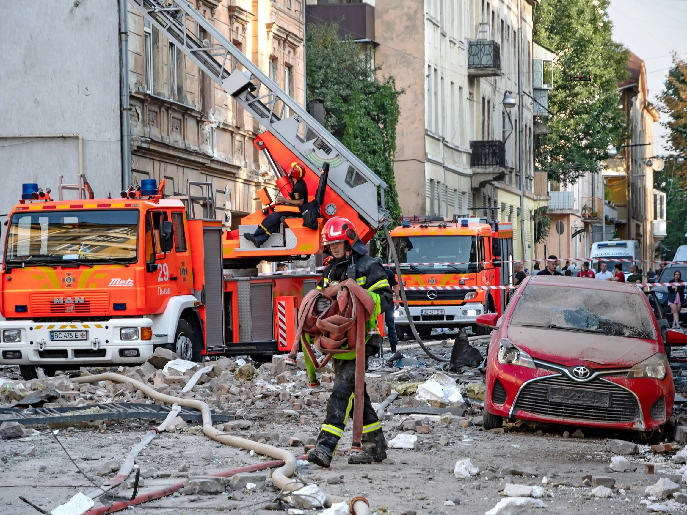 Skala zniszczeń po ataku rakietowym Rosji na Lwów