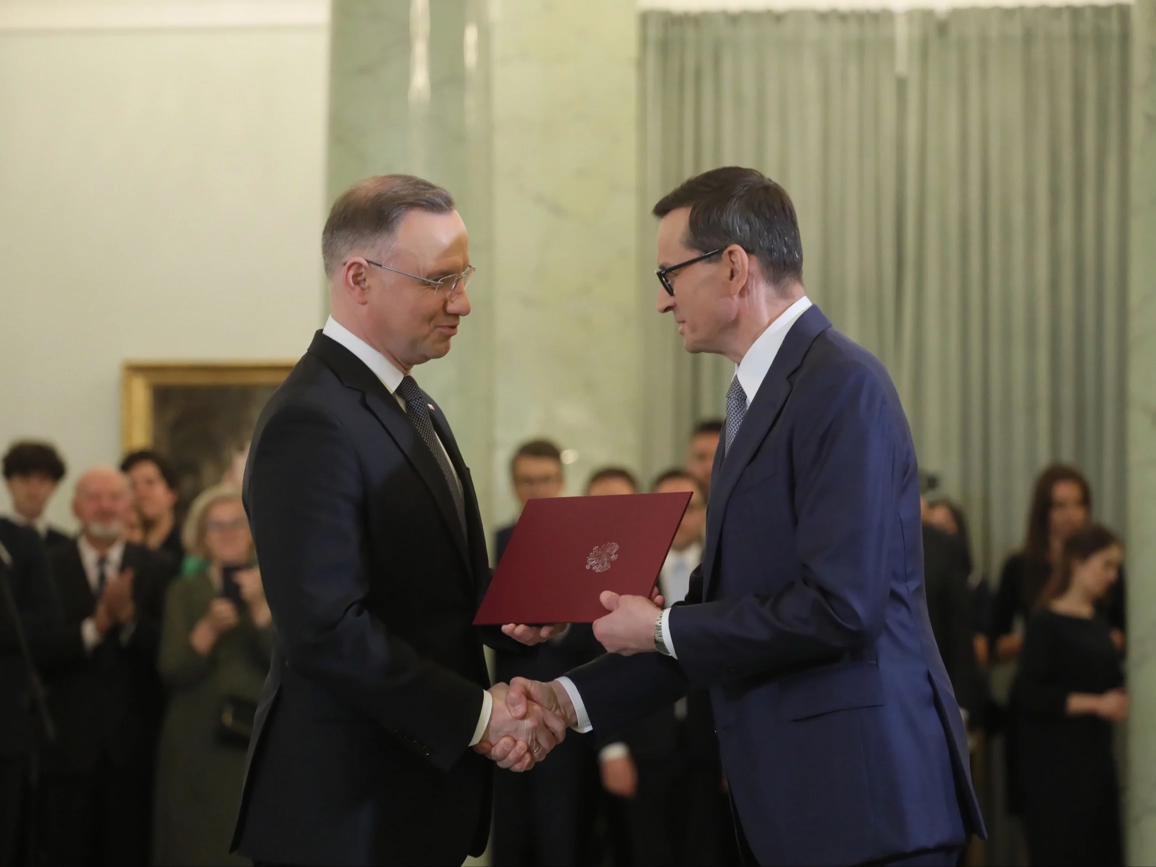 Powołany na stanowisko premiera Mateusz Morawiecki (P) i prezydent RP Andrzej Duda (L) podczas uroczystości powołania i zaprzysiężenia Rady Ministrów, 27 bm. w Pałacu Prezydenckim w Warszawie