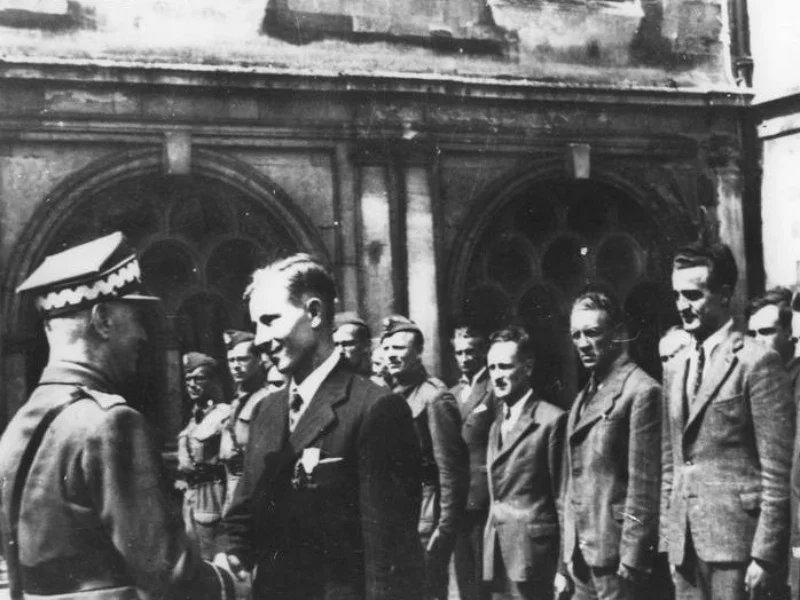 Gen. Władysław Sikorski w ośrodku szkoleniowym cichociemnych w Audley End dekoruje ppor. Michała Fijałkę Orderem Virtuti Militari.