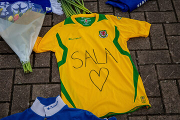 Zaginięcie Emiliano Sali. Kibice zostawiają kwiaty i koszulki pod bramą stadionu Cardiff City