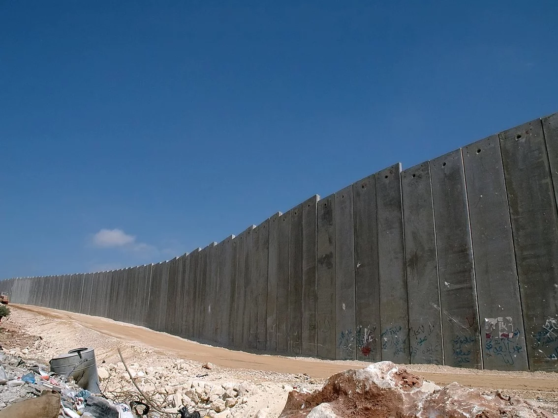 Mur między Izraelem a Zachodnim Brzegiem Jordanu. Zdjęcie poglądowe.