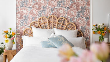 Zagłówek łóżka z plecionki – prosty sposób na lato w domu
