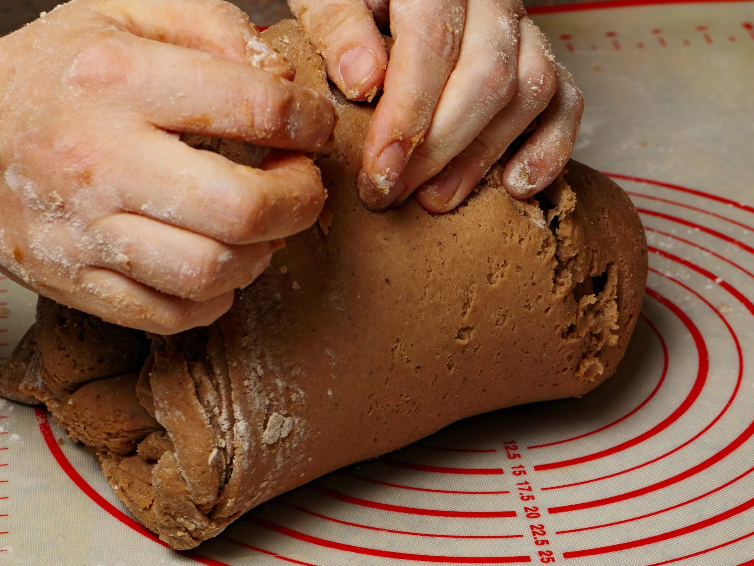 Zagniatanie ciasta na pierniki