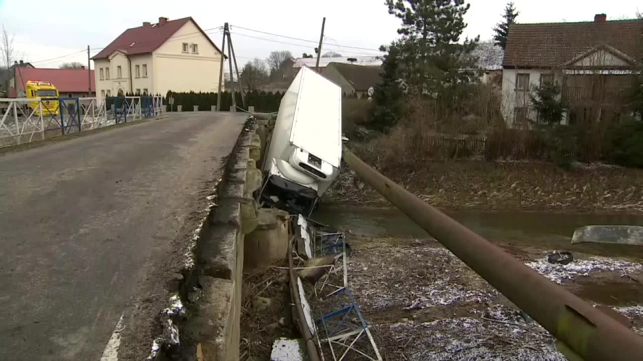 Ciężarówka wypadła z drogi