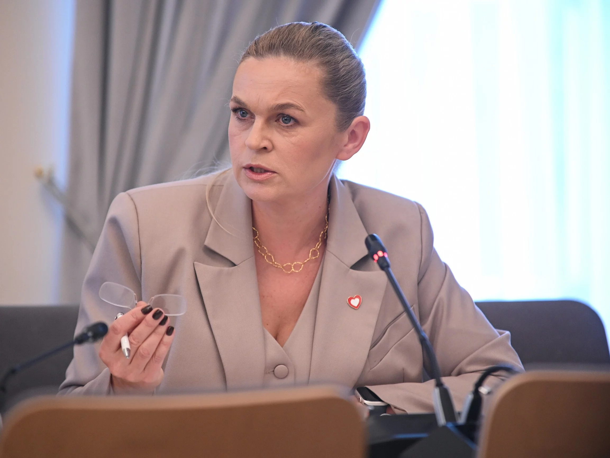 MEN nie ma zamiaru wprowadzać odgórnego zakazu. Ekspertka wskazuje, gdzie leży problem