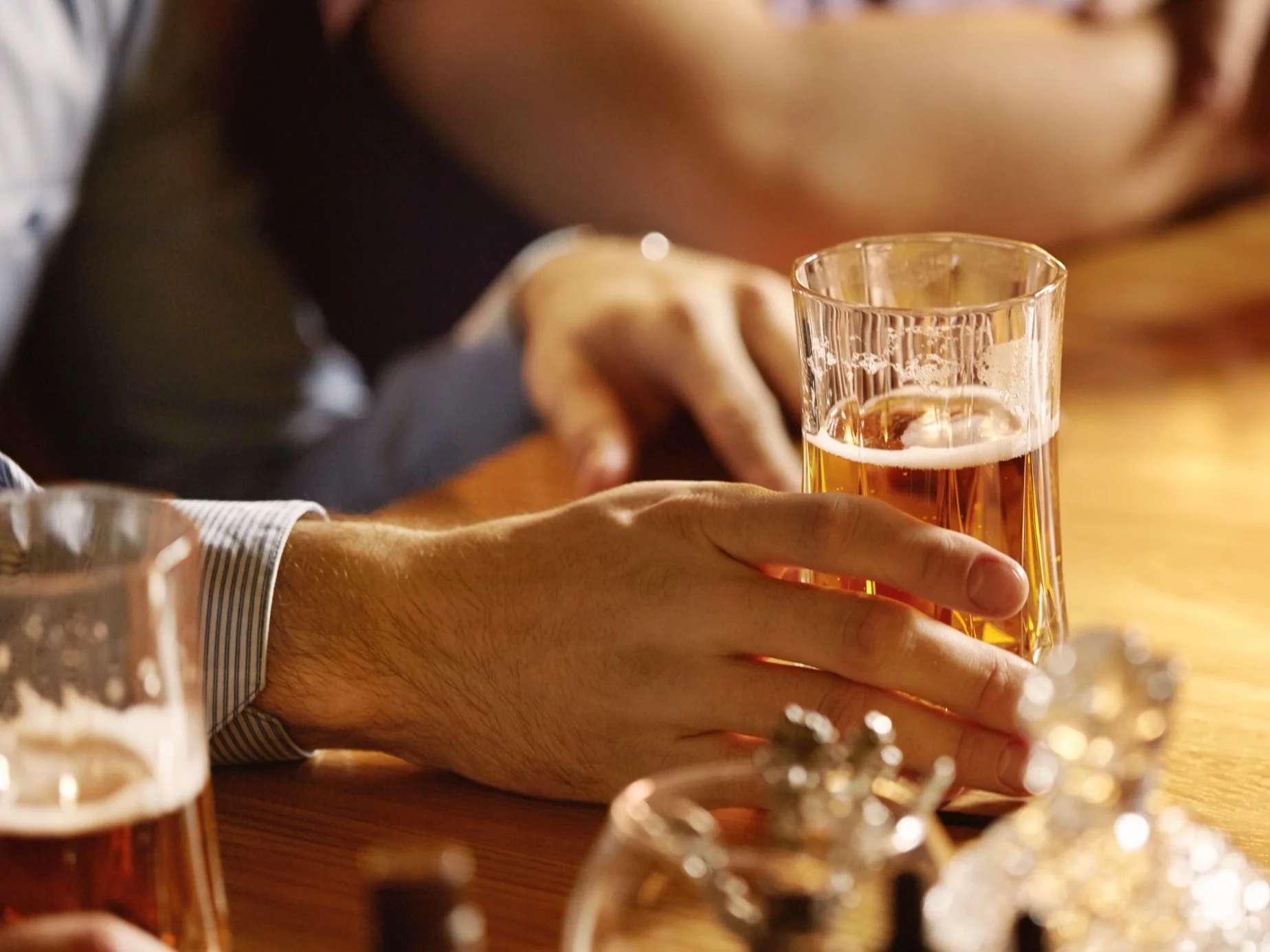 Mężczyzna pije alkohol