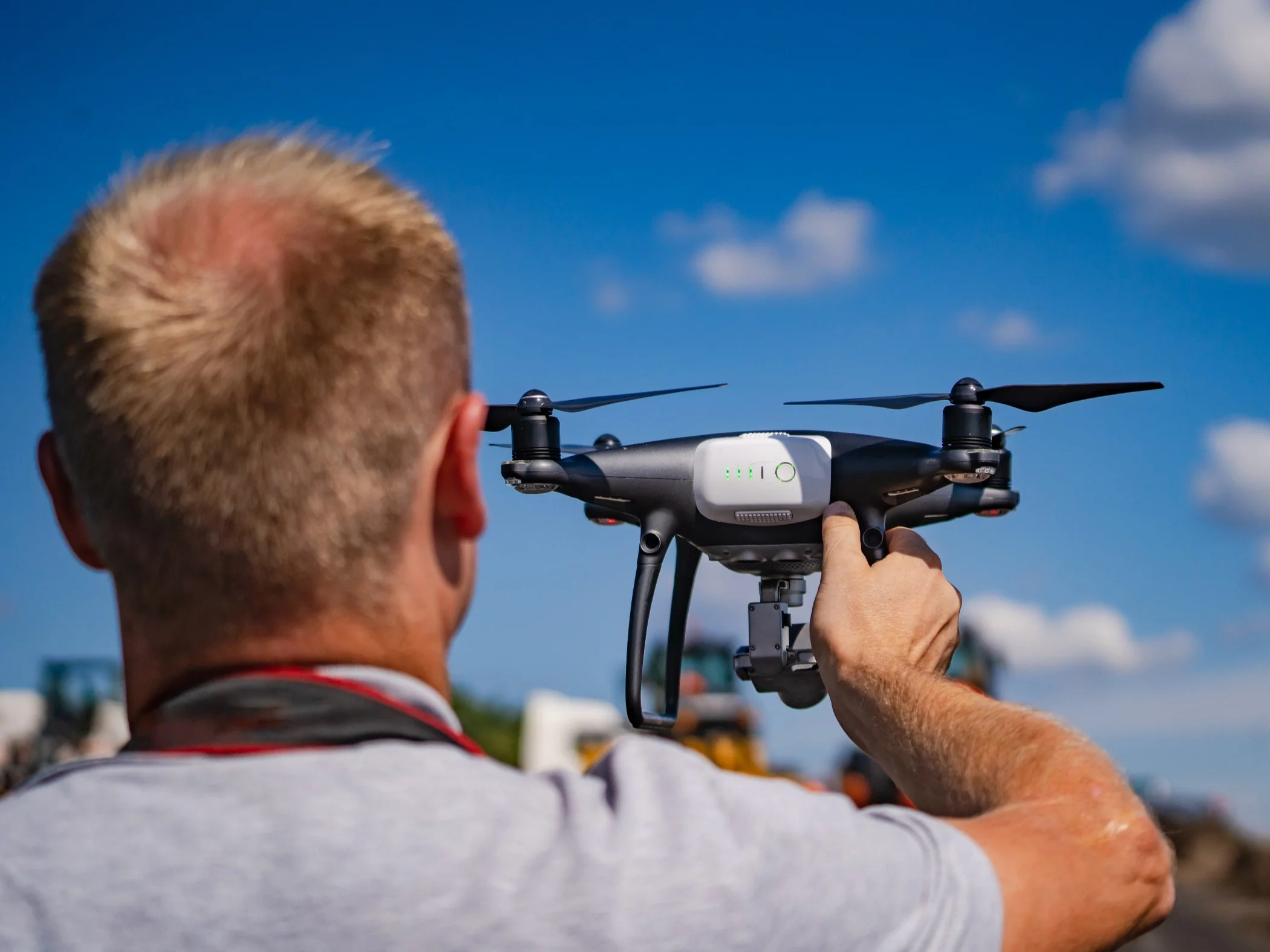 Zakaz używania dronów w miejscach publicznych? Tylko jedna grupa Polaków na „nie”