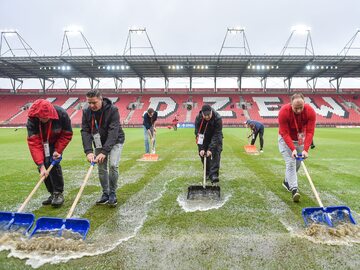 Zalana murawa na stadionie Widzewa Łódź