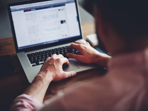 Mężczyzna pracujący na laptopie