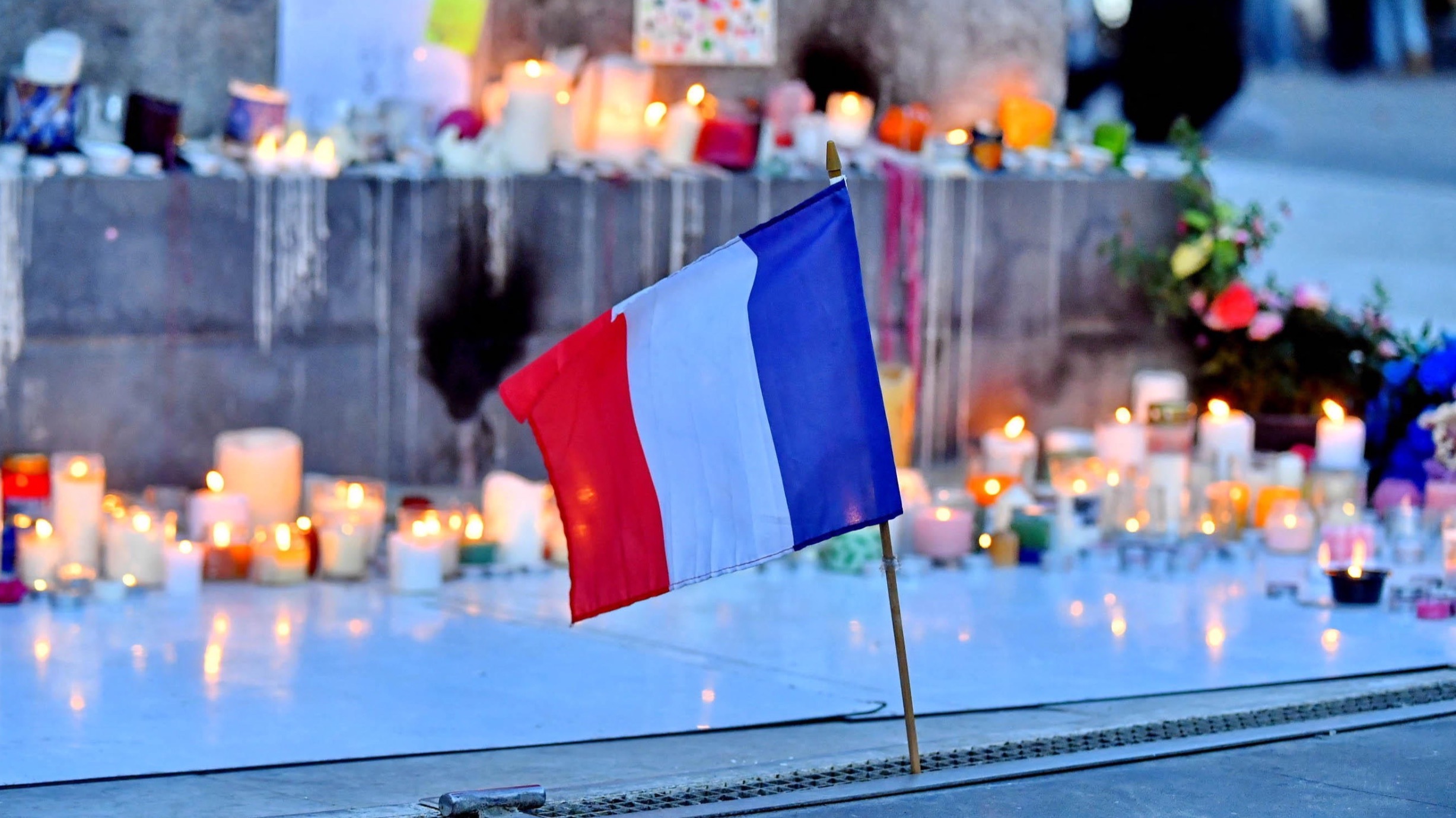 Zamachy terrorystyczne w Paryżu. Francja pragnie uczcić pamięć ofiar