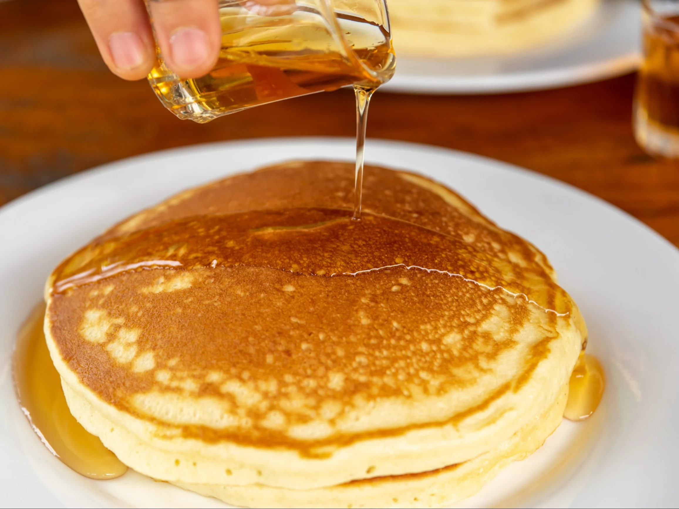 Syrop z agawy lejący się na naleśniki