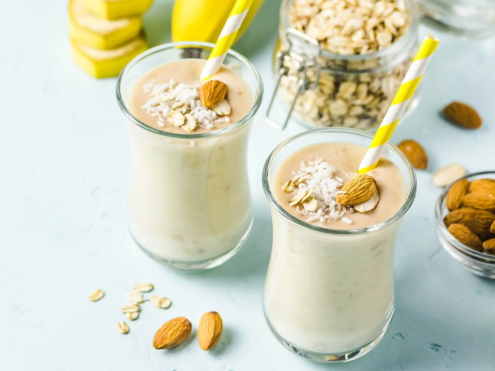 Smoothie bananowe z migdałami