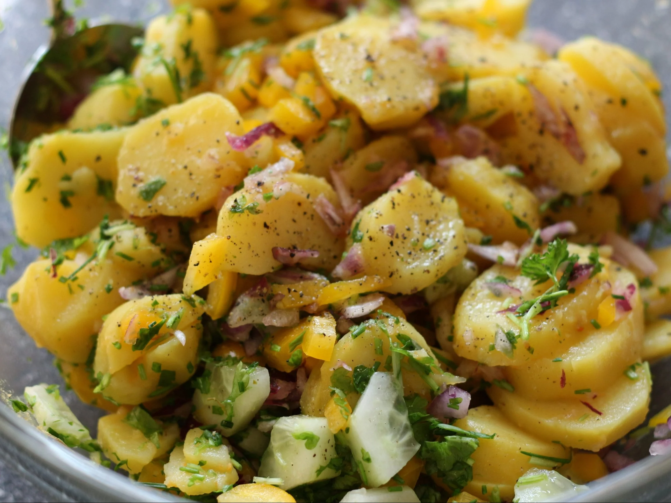 Lekka sałatka ziemniaczana bez majonezu