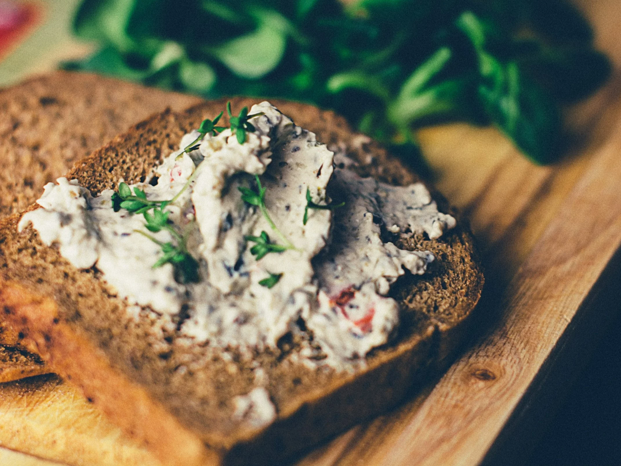 Pasta śledziowa na kanapce