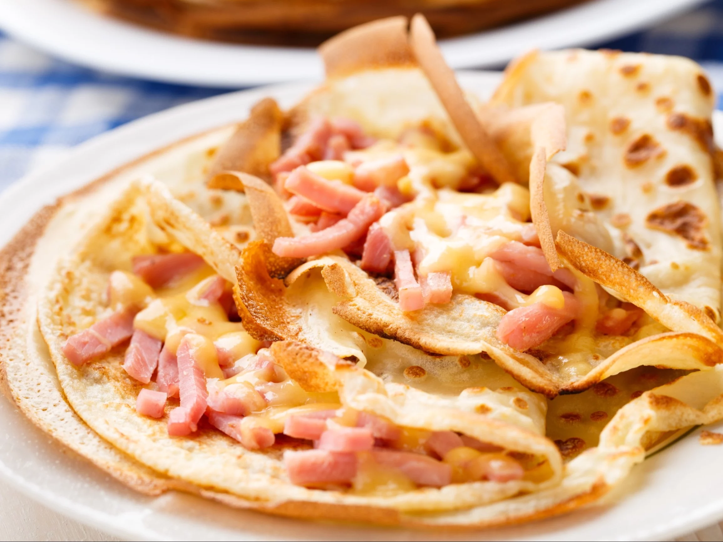 Naleśniki z szynką i serem