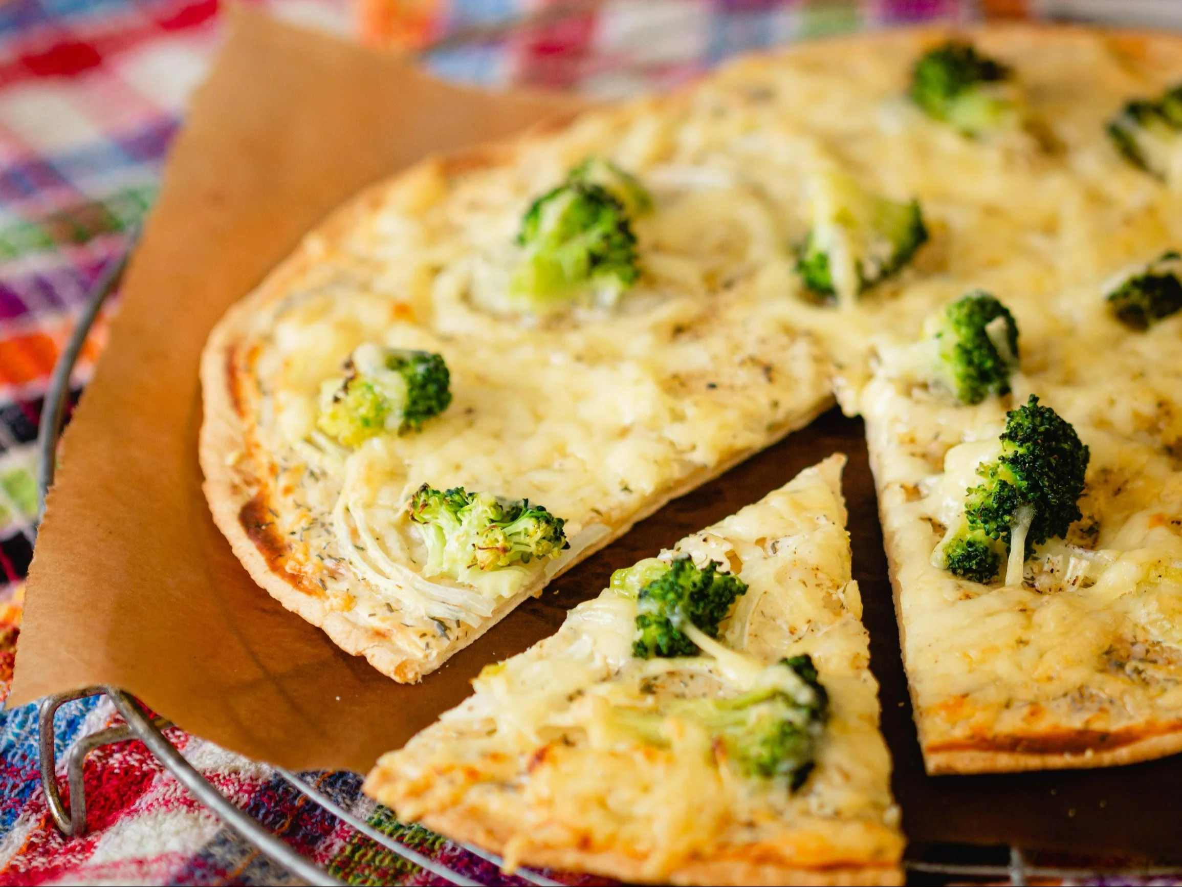 Alzacka pizza z serem i brokułami