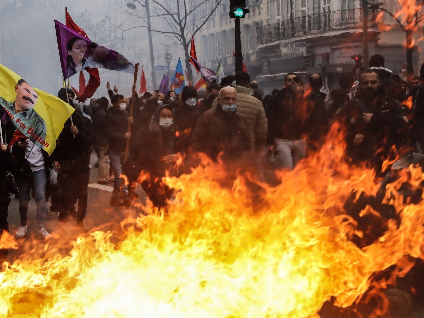 Les émeutes parisiennes se poursuivent.  Des barricades brûlent dans les rues – Wprost