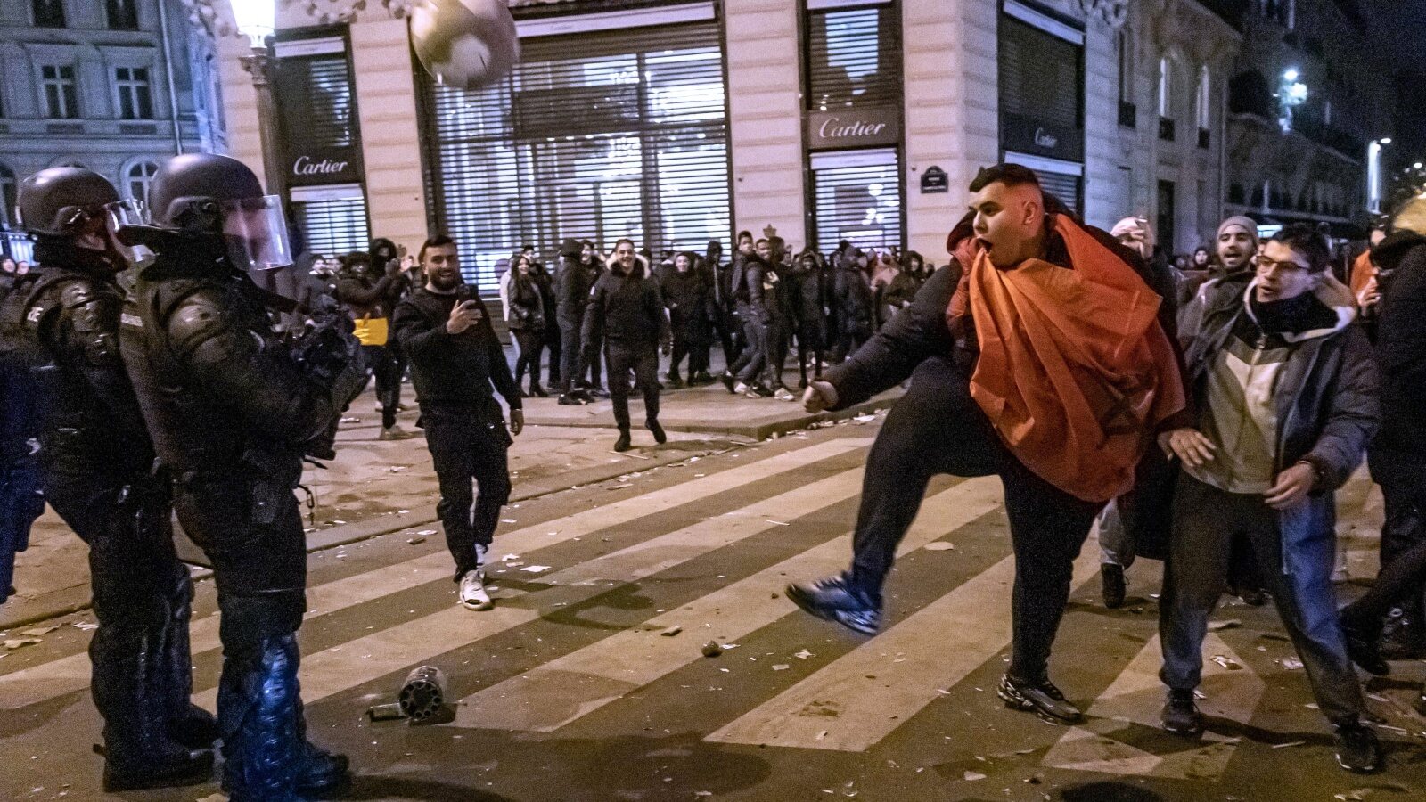 Zamieszki w Paryżu po wygranej na mundialu Maroka i Francji. Kibice starli się z policją