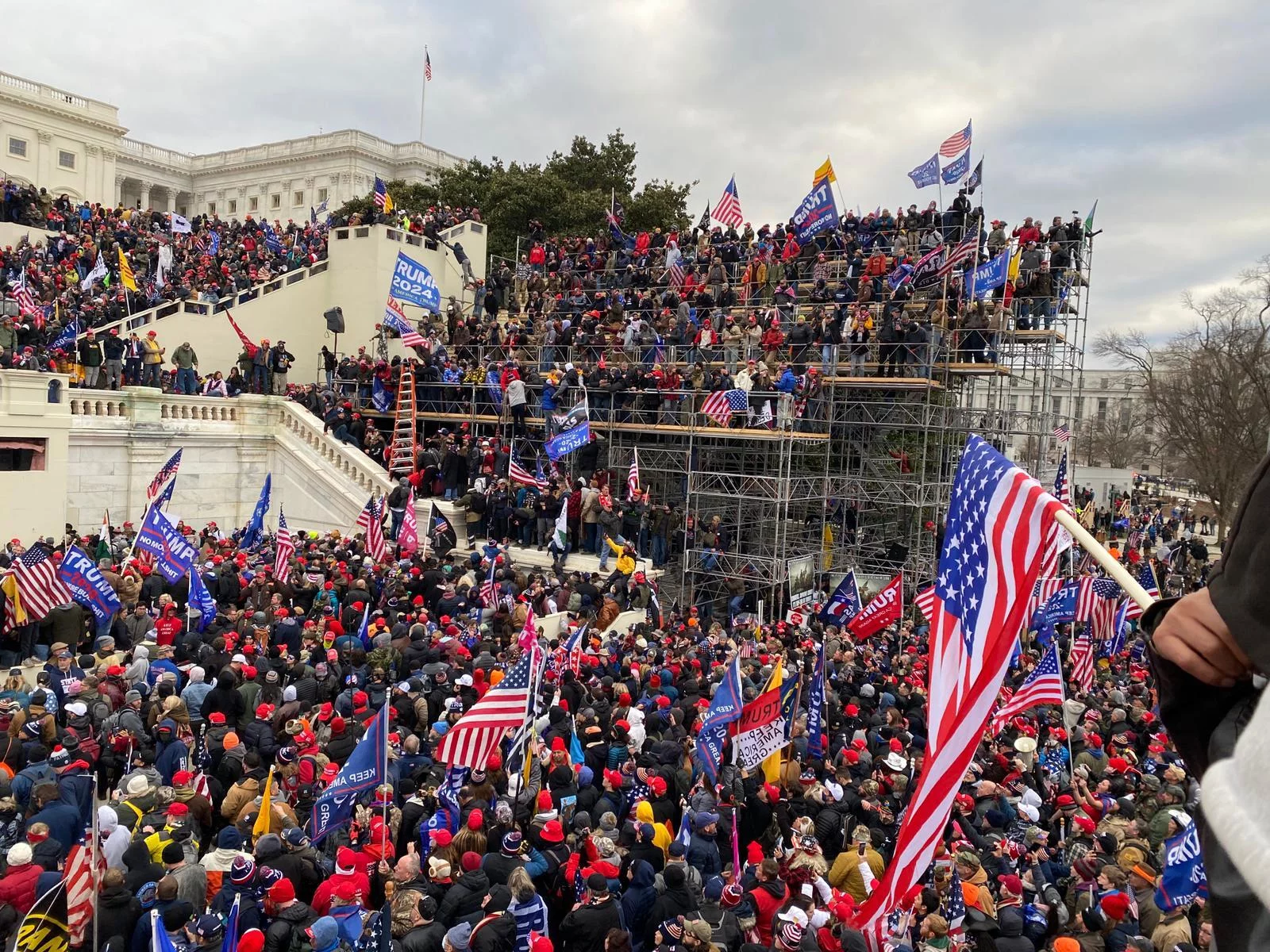 Zwolennicy Trumpa przed Kapitolem