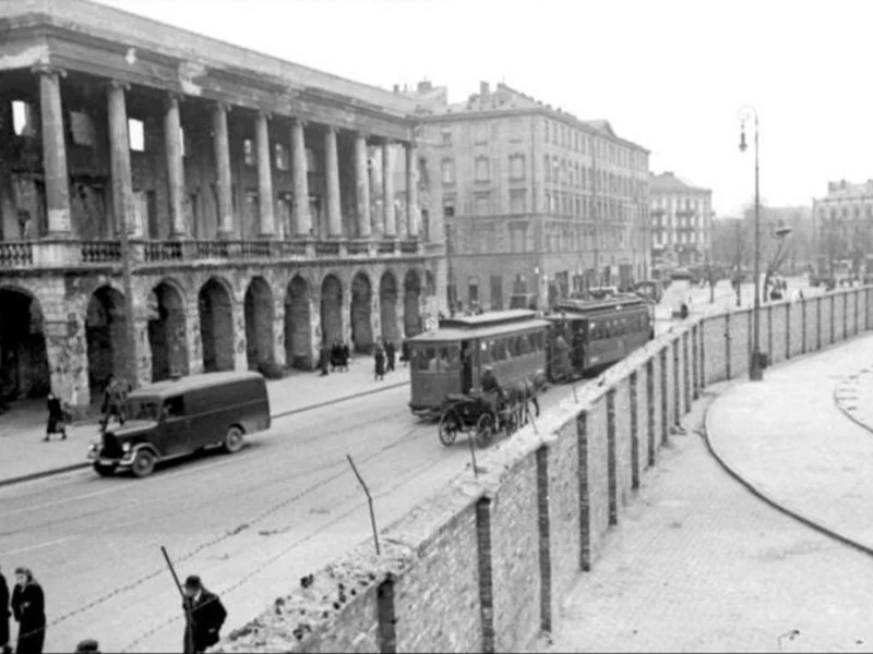 Mur getta dzielący plac Żelaznej Bramy