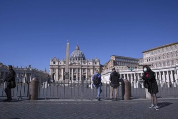 Zamknięty Plac Św. Piotra w Watykanie