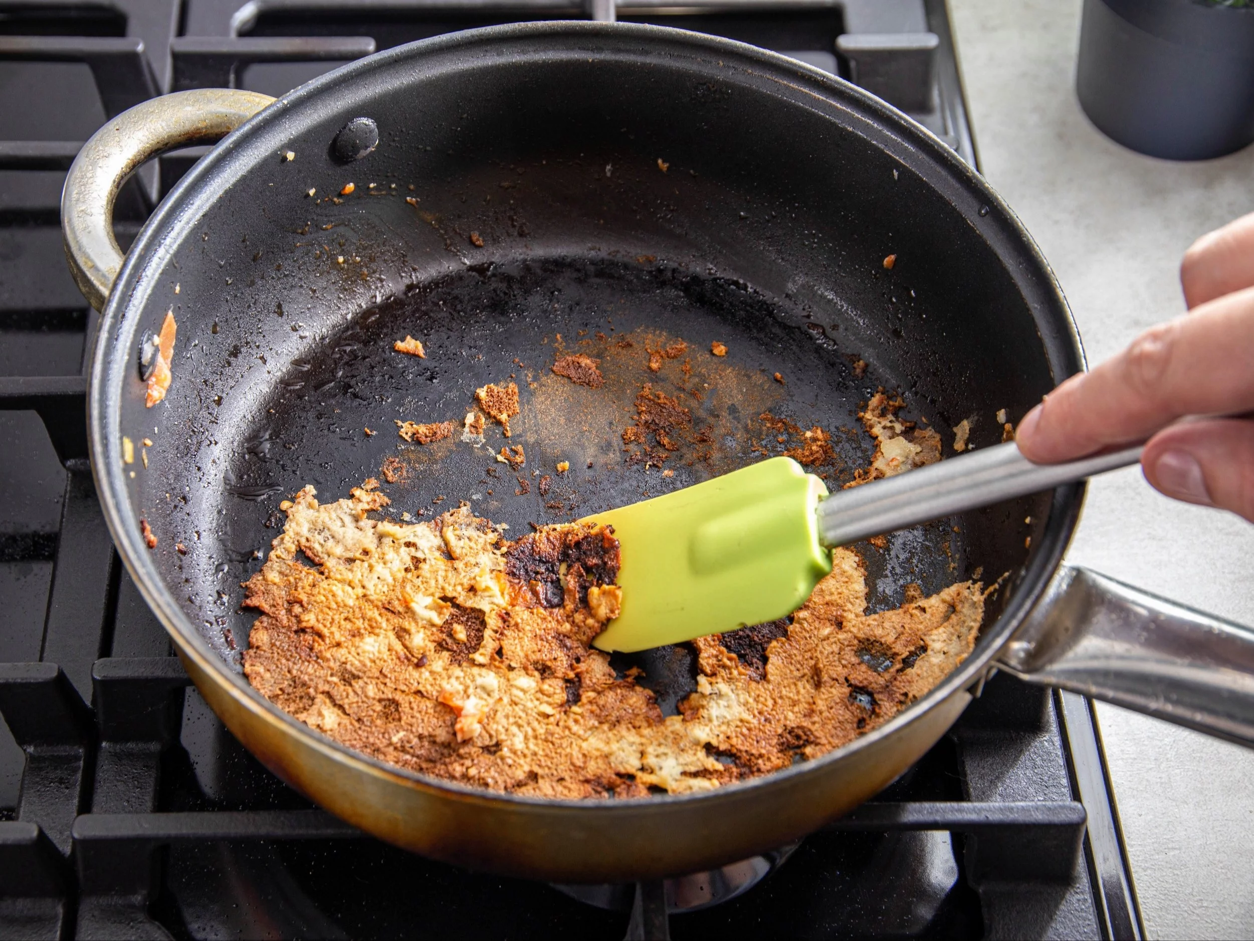 Przypalenia schodzą płatami po 15 minutach – bez szorowania i bez octu. Kwas fosforowy i płyn do naczyń – duet, który czyści jak profesjonalny środek