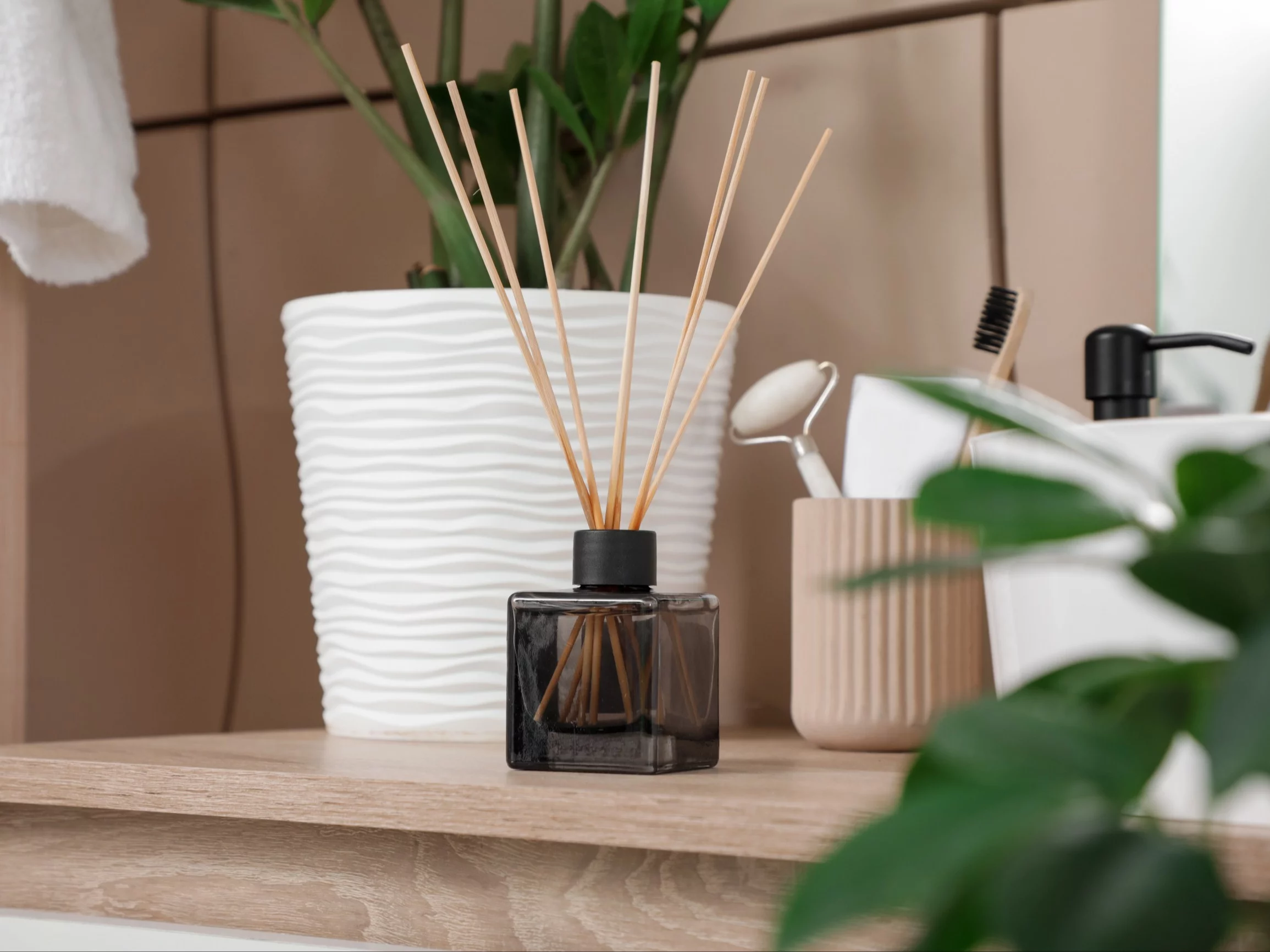 Naturalny odświeżacz z ryżu i ulubionego olejku eterycznego subtelnie wypełnia łazienkę świeżym, przyjemnym aromatem