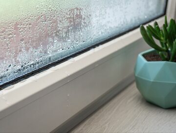 Zaparowane okna to dotkliwy problem w okresie jesienno-zimowym . Poznaj domowe sposoby, by się go pozbyć