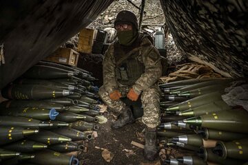 Zaporoże, ukraiński żołnierz na stanowisku artyleryjskim