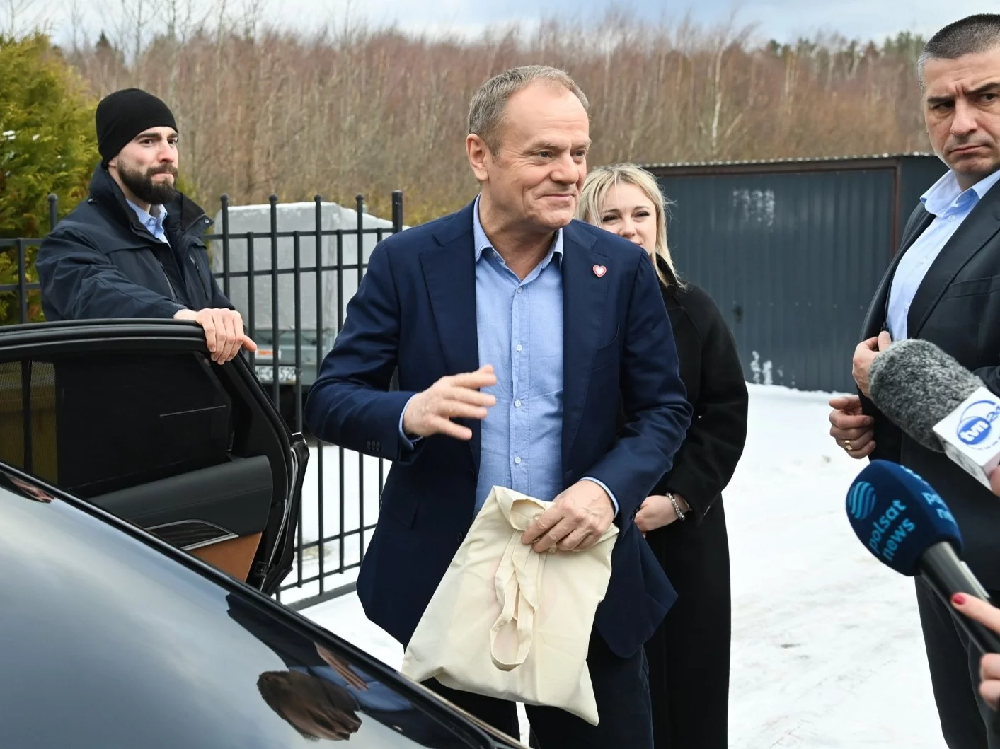 Premier Donald Tusk po wizycie u rodziny w Brudzewie w powiecie puckim