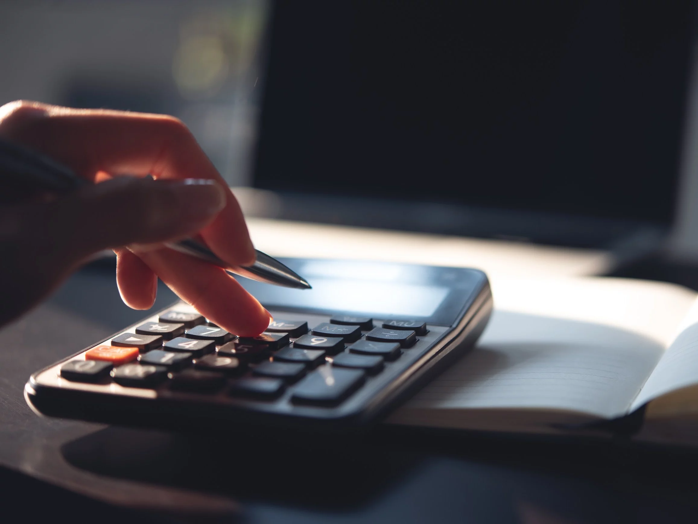 Skarbówka odsłania karty. Tyle zarabia 1 proc. najbogatszych Polaków [KWOTY]