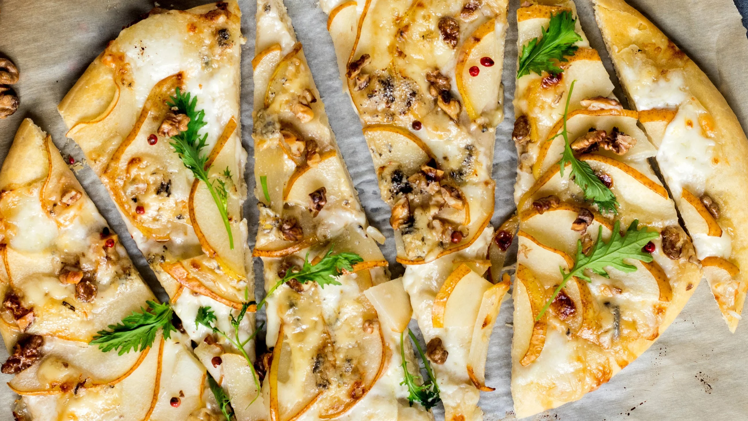 Placek z gruszką i gorgonzolą