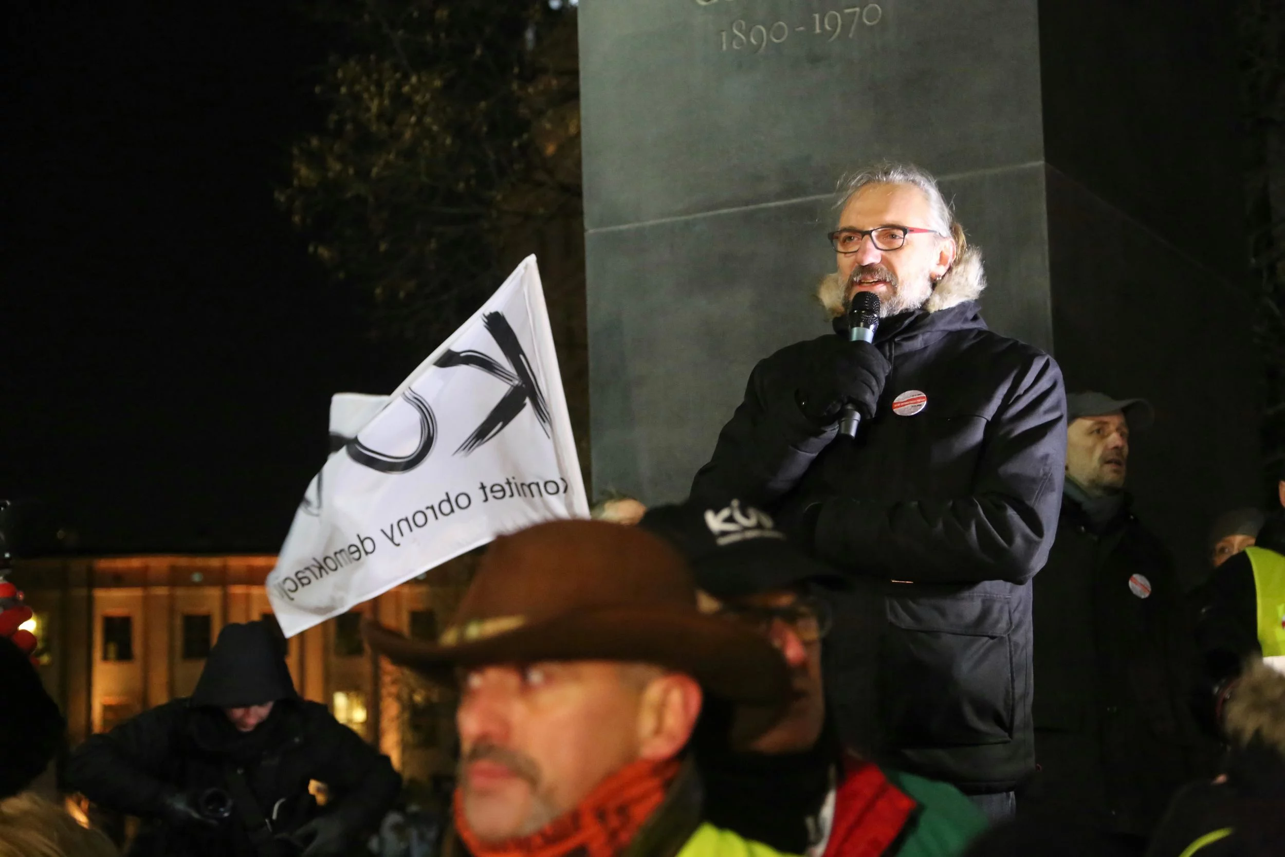 Mateusz Kijowski podczas demonstracji KOD