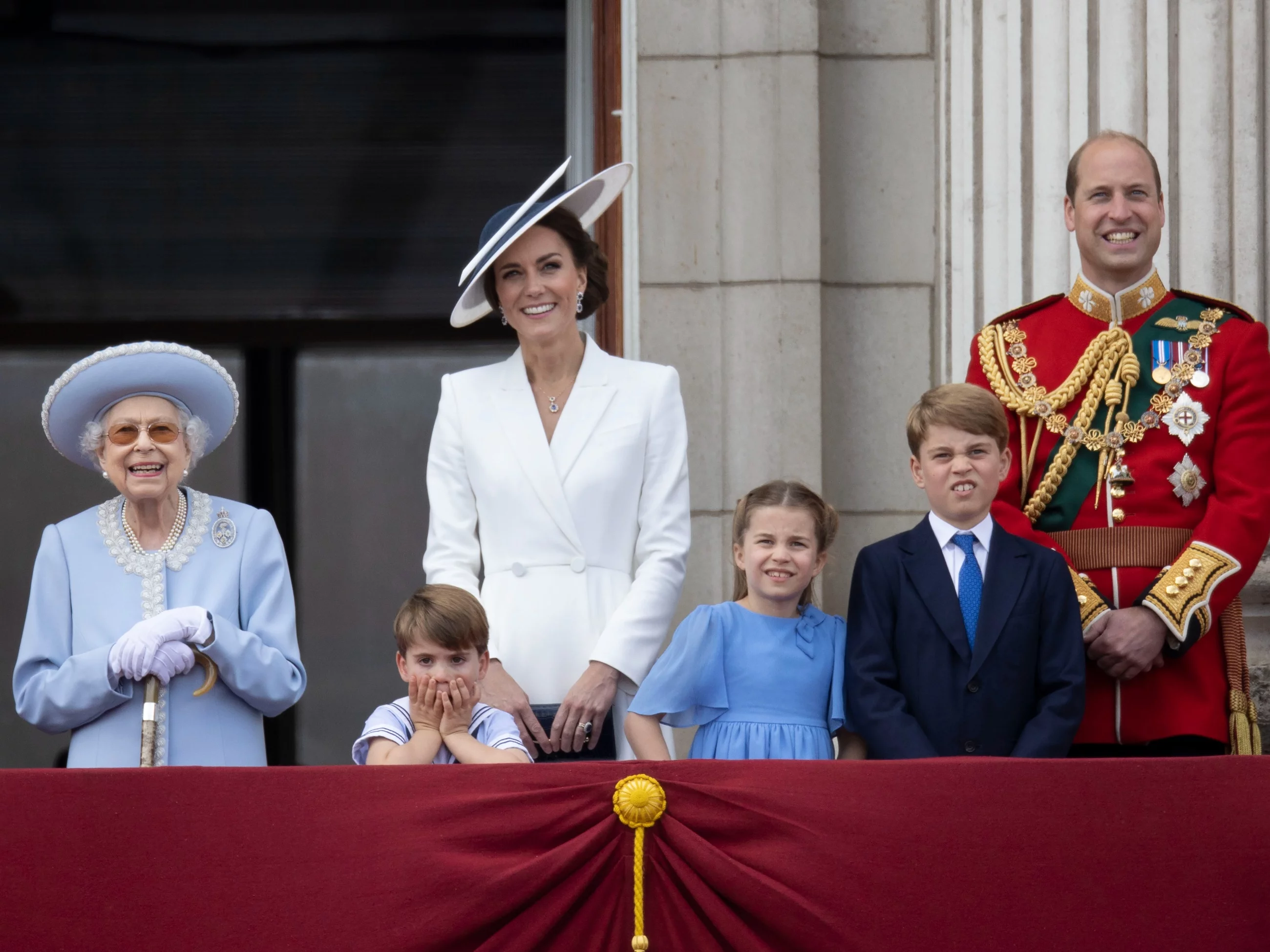 Rodzina królewska na balkonie Pałacu Buckingham